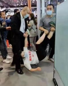 配图